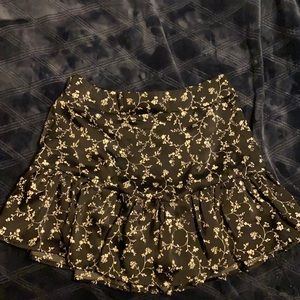 Never been worn, skirt short.